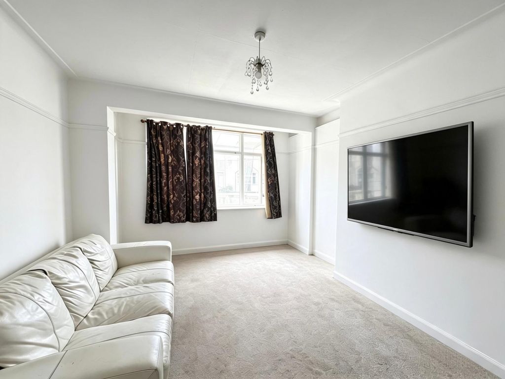 Property photo 2 of 11 18 First Avenue. Wembley, Ha9 8Qg (6)