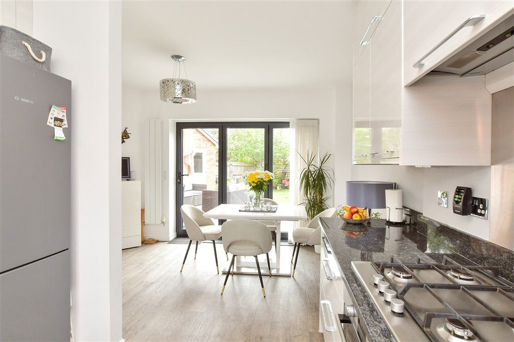 Property photo 3 of 11 Kitchen