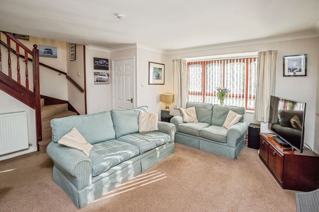 Property photo 2 of 15 Lounge