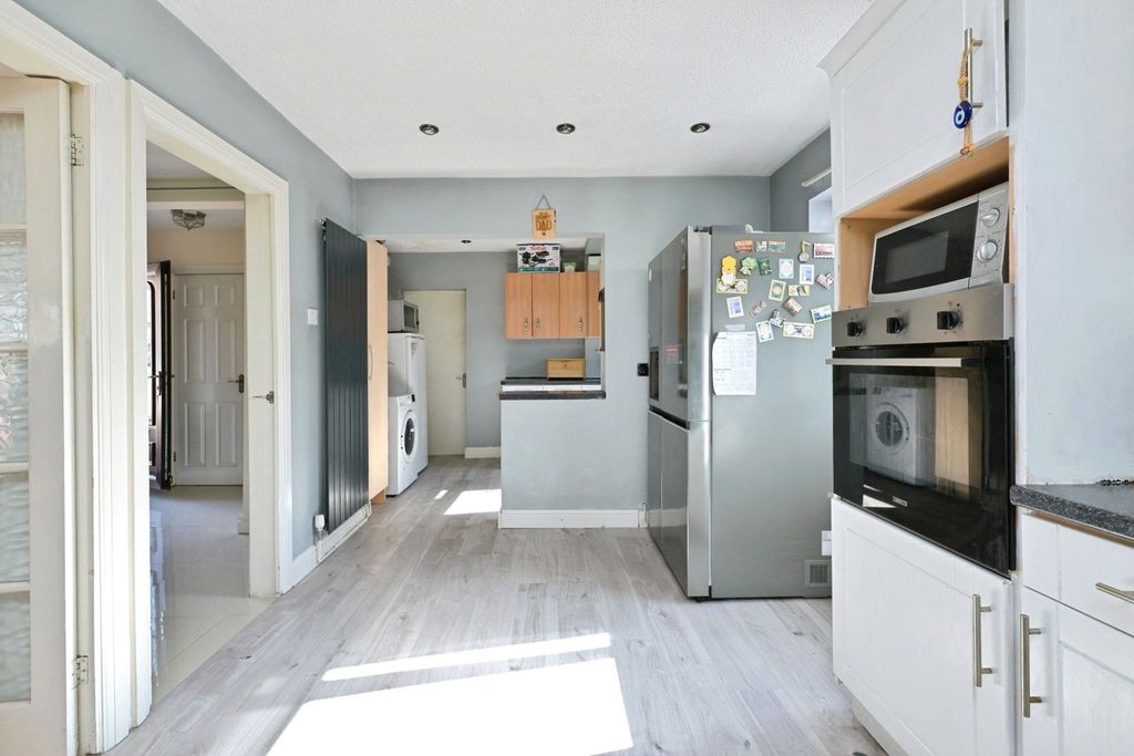 Property photo 3 of 17 Kitchen