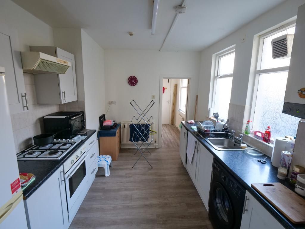 Property photo 3 of 6 Kitchen