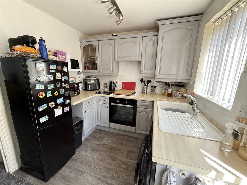 Property photo 2 of 10 Kitchen / Dining Room