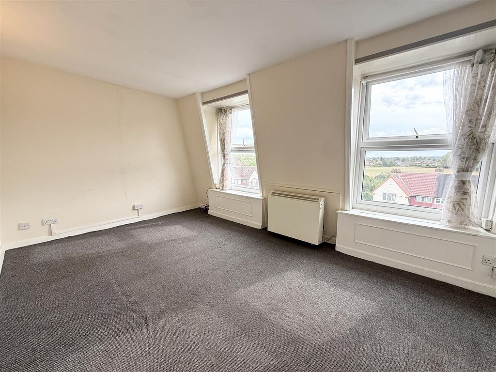 Property photo 2 of 7 Living.Jpg