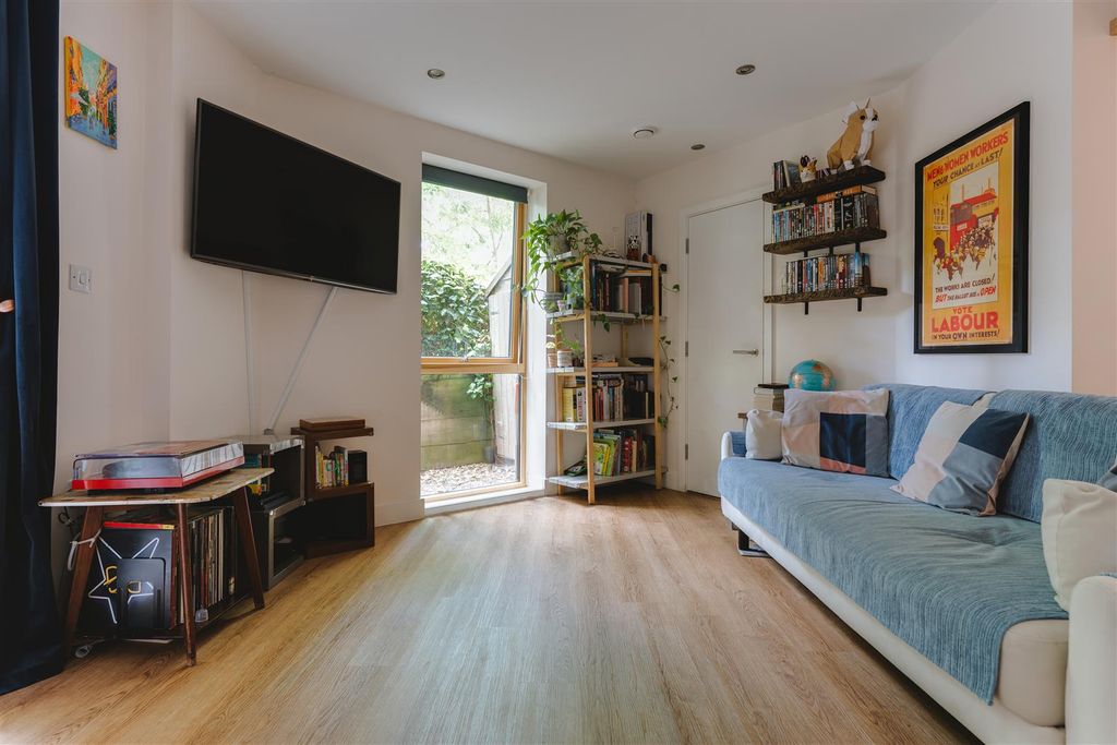 Property photo 3 of 18 Upper Clapton Road-13.Jpg