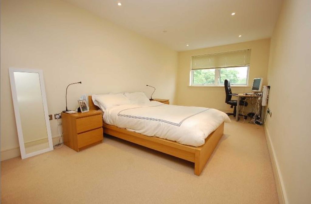 Property photo 2 of 6 Bedroom