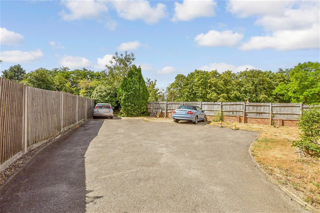 Property photo 2 of 4 Driveway/Parking