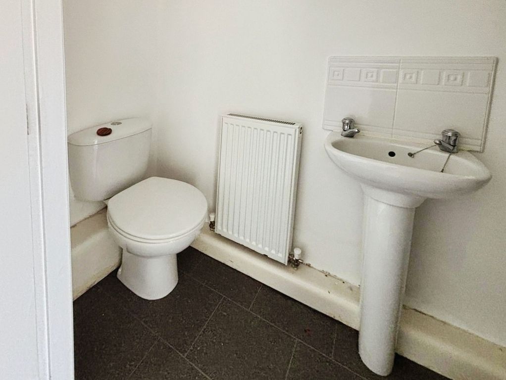 Property photo 3 of 14 Cloakroom