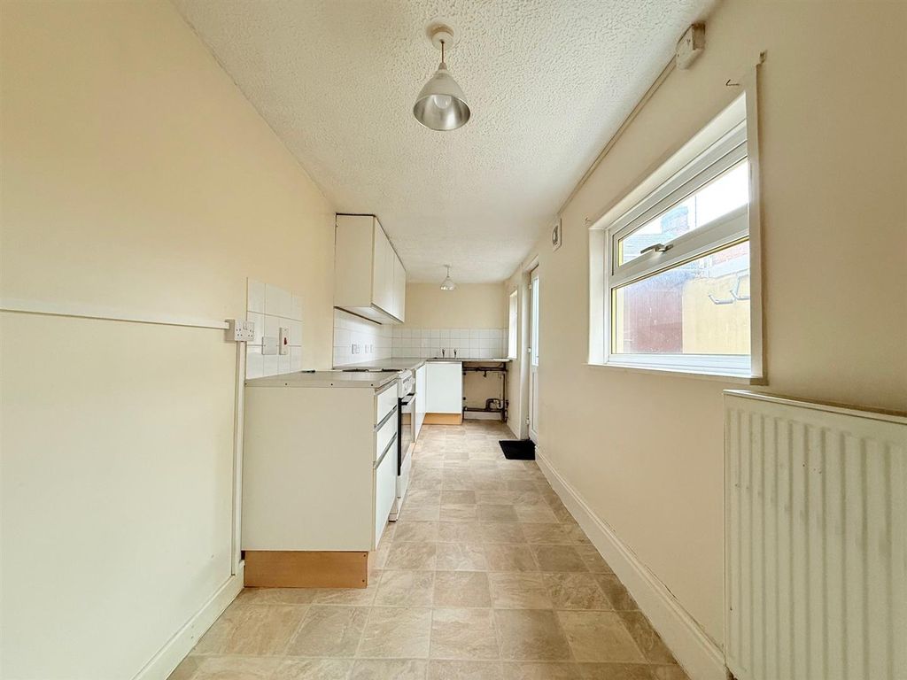 Property photo 3 of 11 Kitchen