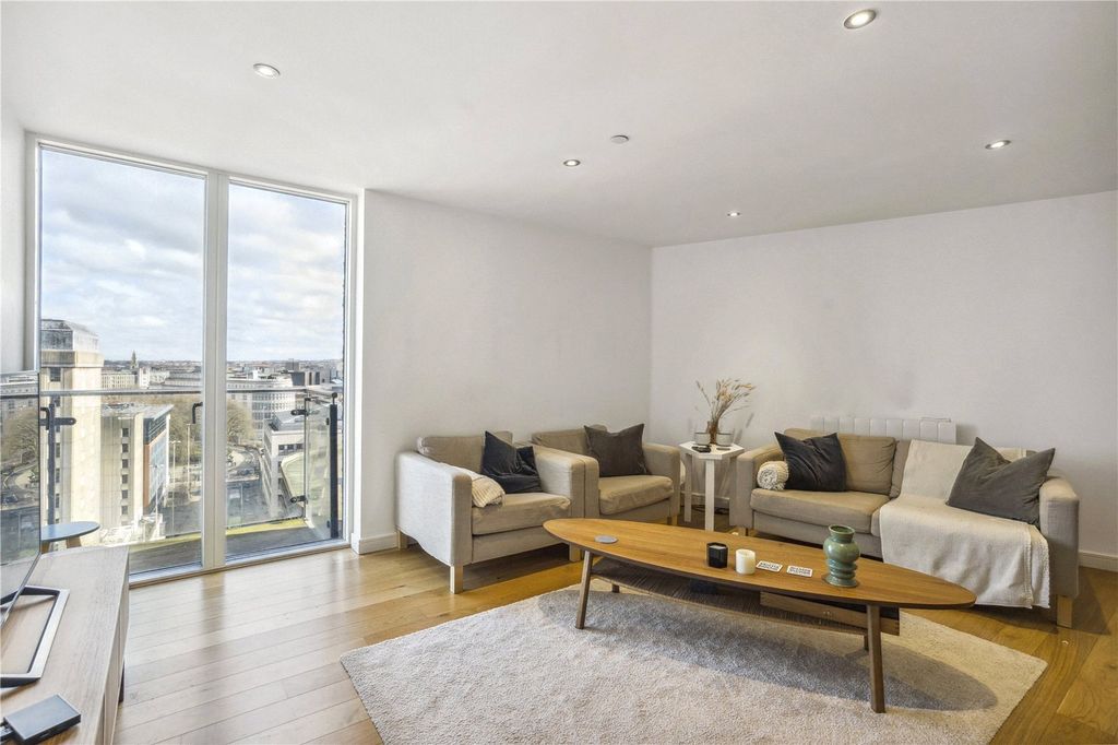 Property photo 3 of 11 Sitting Area