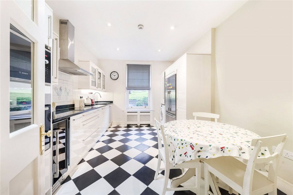 Property photo 3 of 18 Kitchen