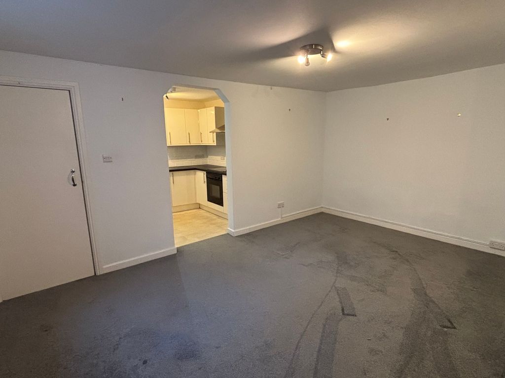 Property photo 3 of 8 Lounge