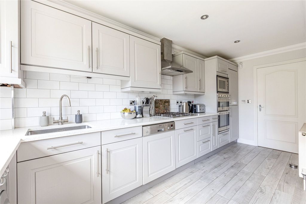 Property photo 3 of 27 Kitchen