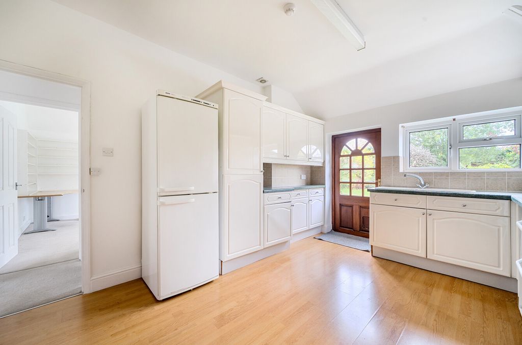 Property photo 2 of 28 1372385-16-68F9F1...