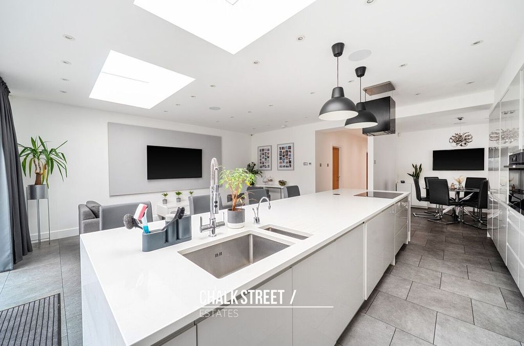 Property photo 3 of 27