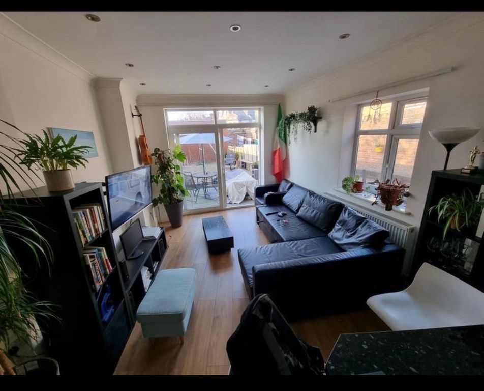 Property photo 1 of 7 Living Room