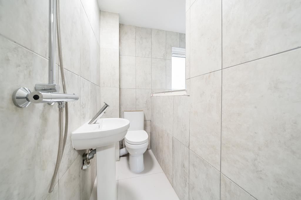 Property photo 3 of 9 Bathroom