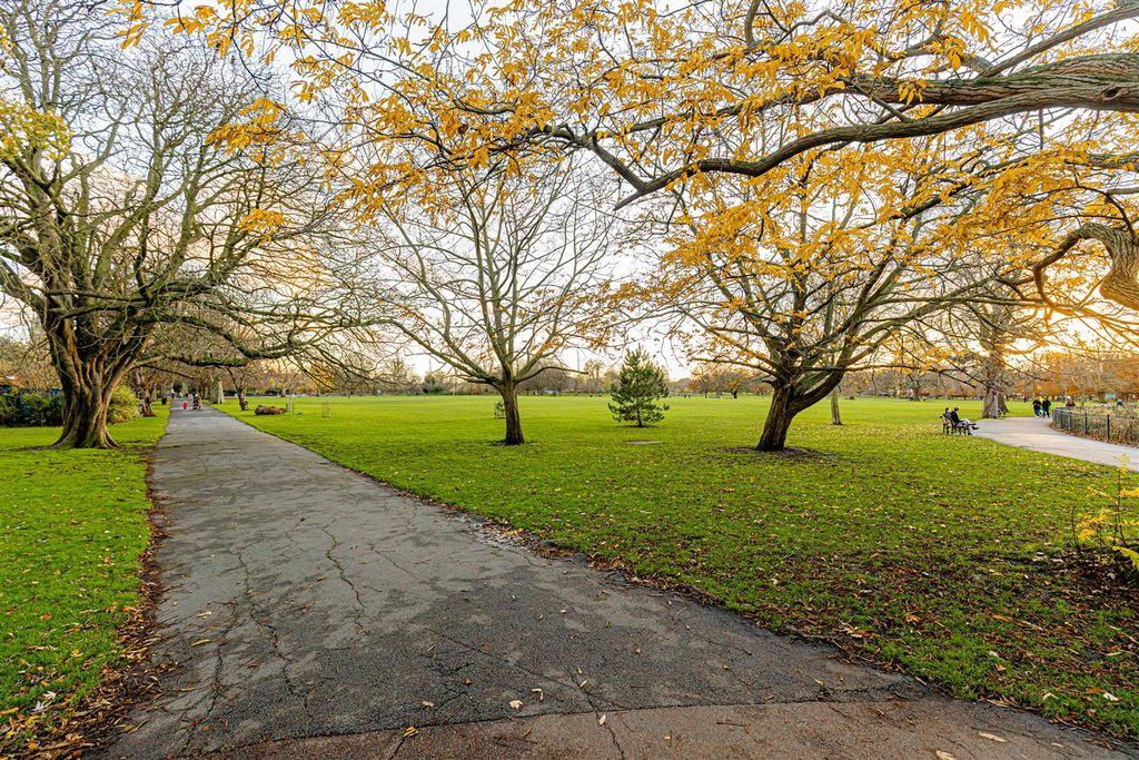 Property photo 3 of 19 Lordship Park (5).Jpg