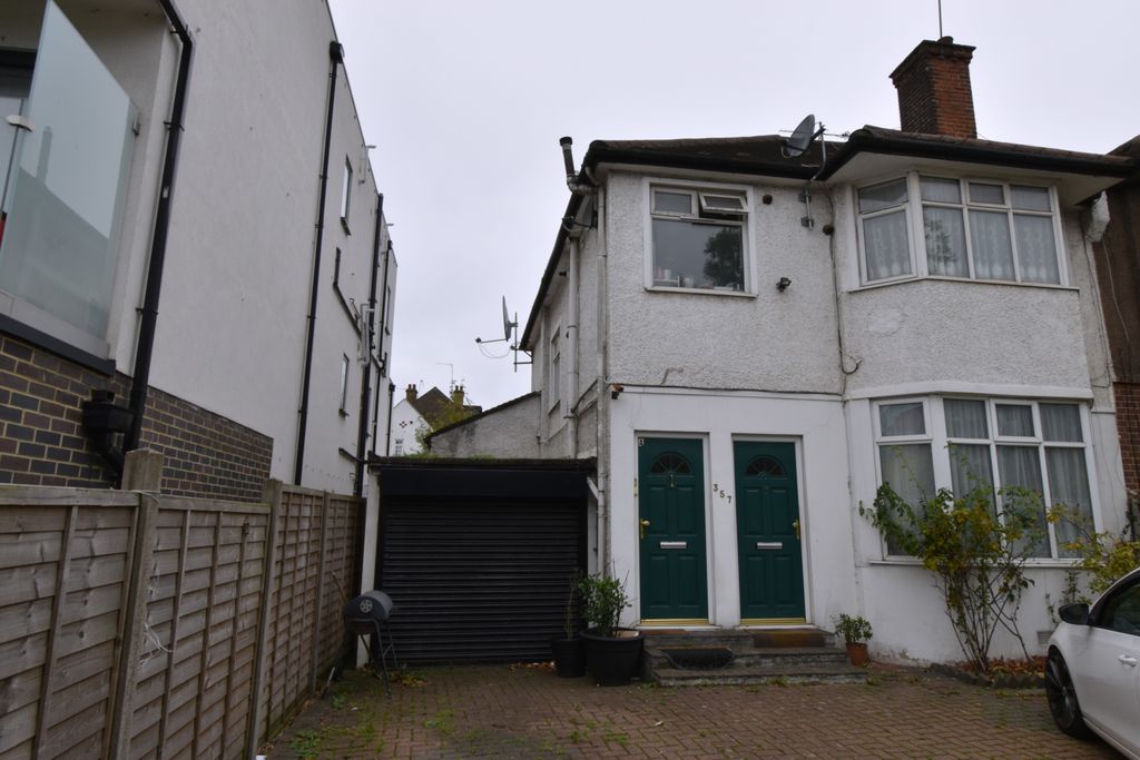 Property photo 1 of 17 2-Bedroom Flat To Rent €“ Edgware Road, Cricklewood, Nw2