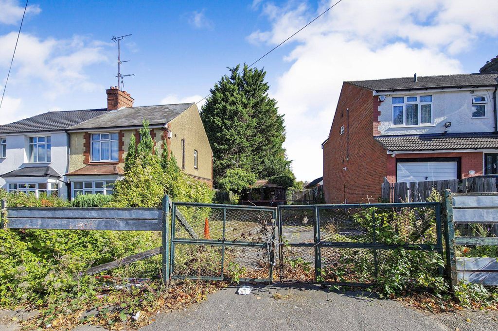Property photo 1 of 7 28 Oakley Road, Luton, Lu4 9Pu