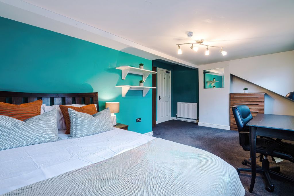 Property photo 2 of 23 16 Buckingham Mount Bedroom 14