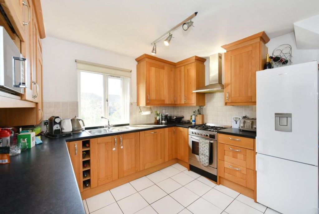 Property photo 2 of 10 Kitchen
