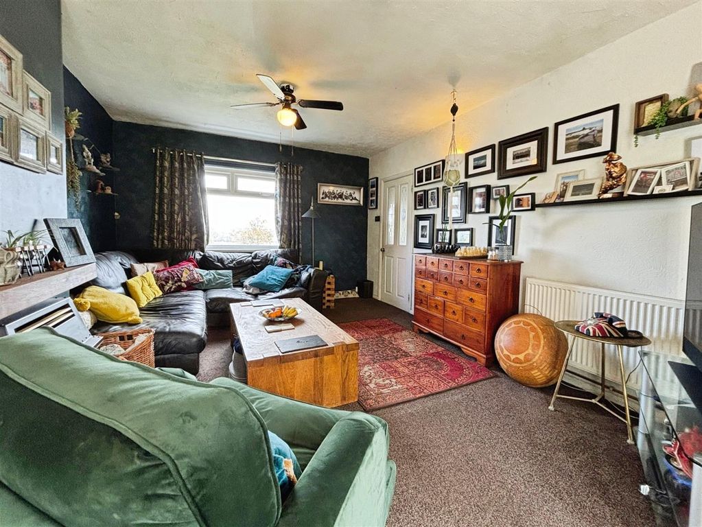 Property photo 3 of 19 Lounge