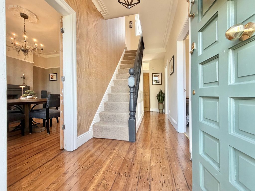 Property photo 2 of 31