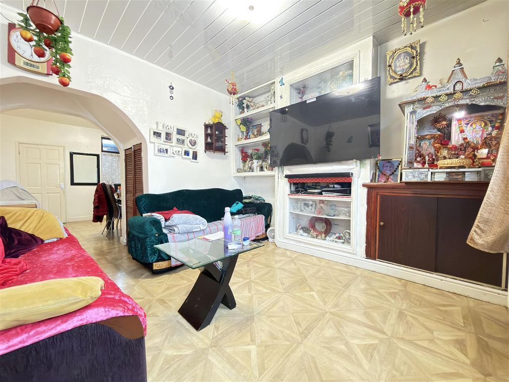 Property photo 2 of 8 Lounge