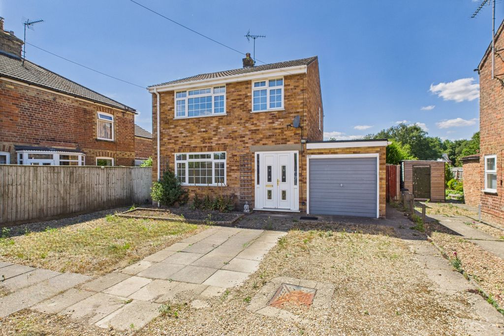 Property photo 1 of 32 Ewemove Spalding - Front Of House