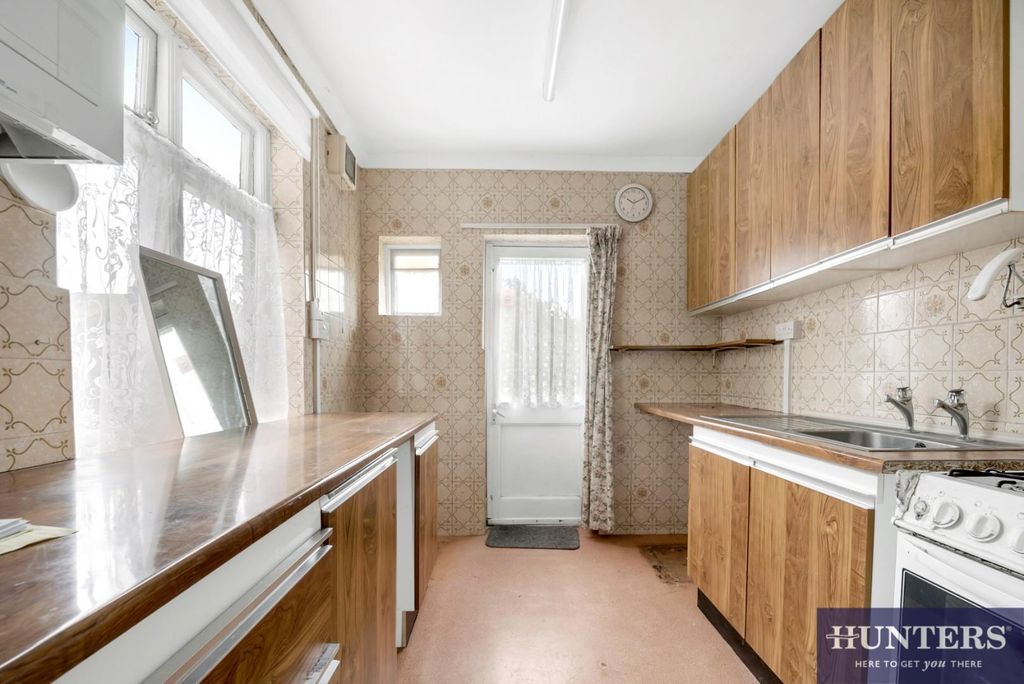 Property photo 2 of 7 Kitchen