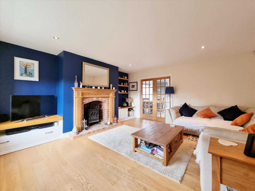 Property photo 2 of 12 Lounge