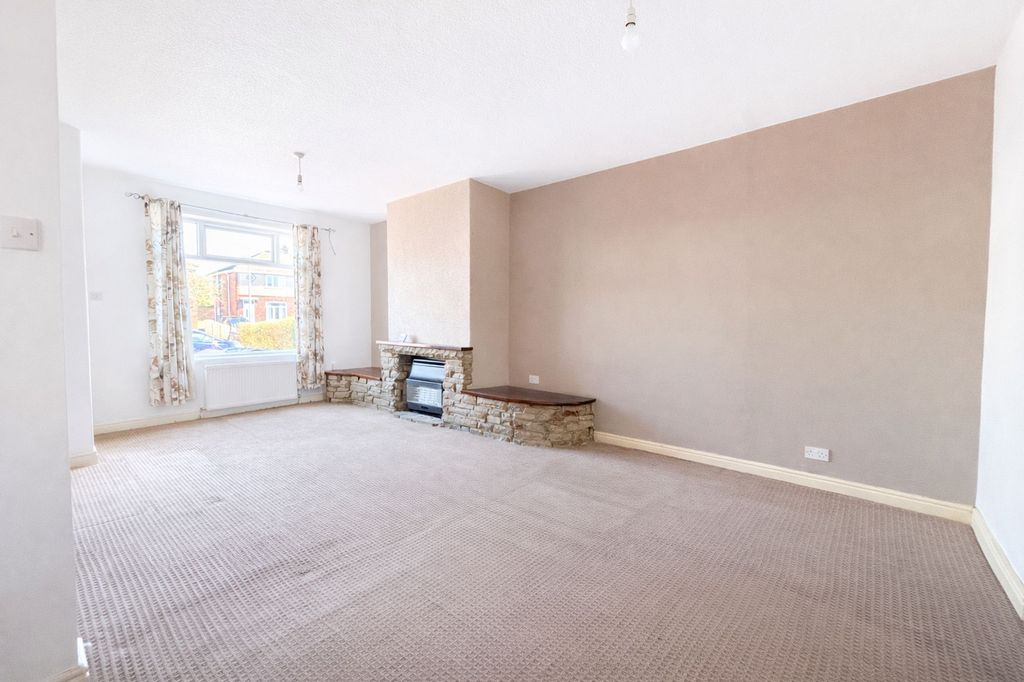 Property photo 3 of 12 Lounge