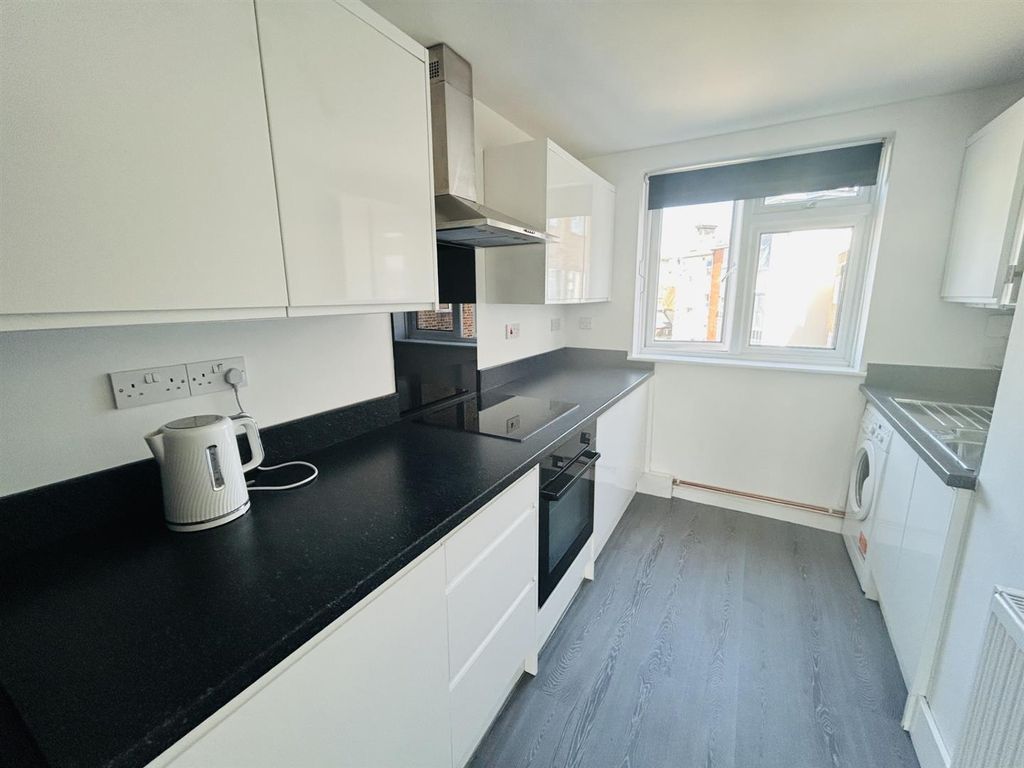 Property photo 3 of 9 01323 438506