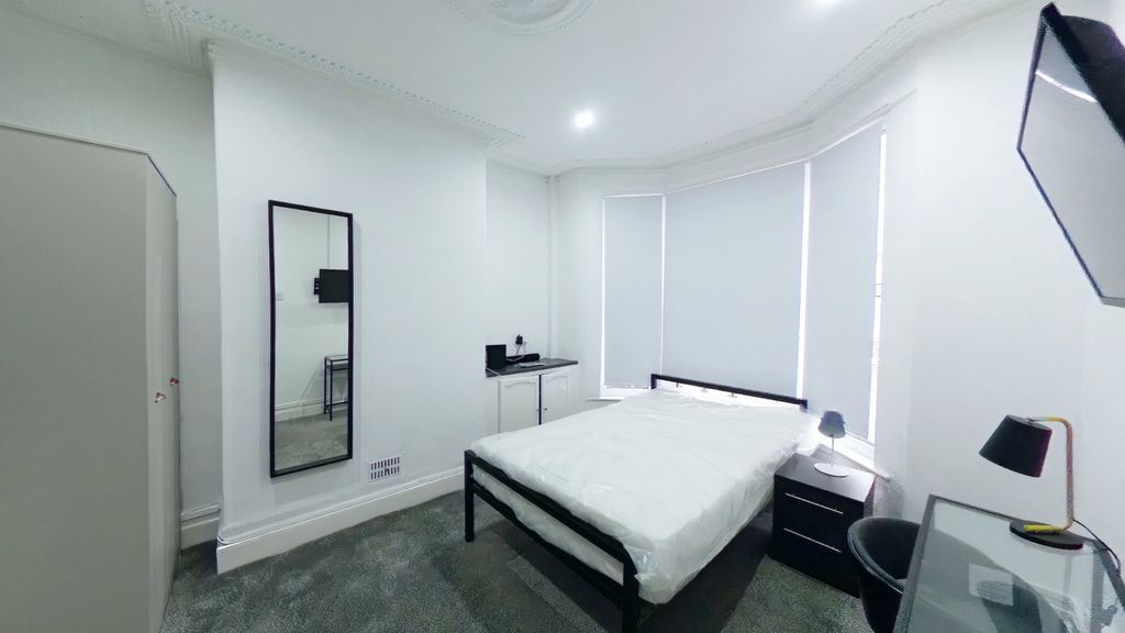 Property photo 3 of 8 A Bright And Spacious Double Bedroom With Modern d...