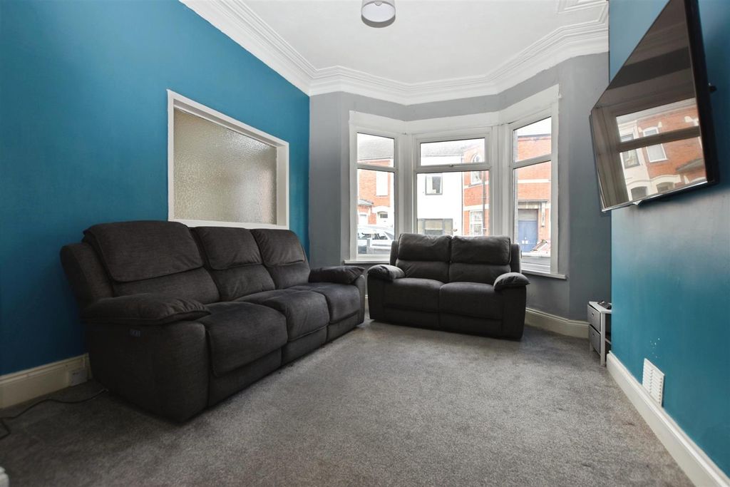 Property photo 2 of 11 Lounge