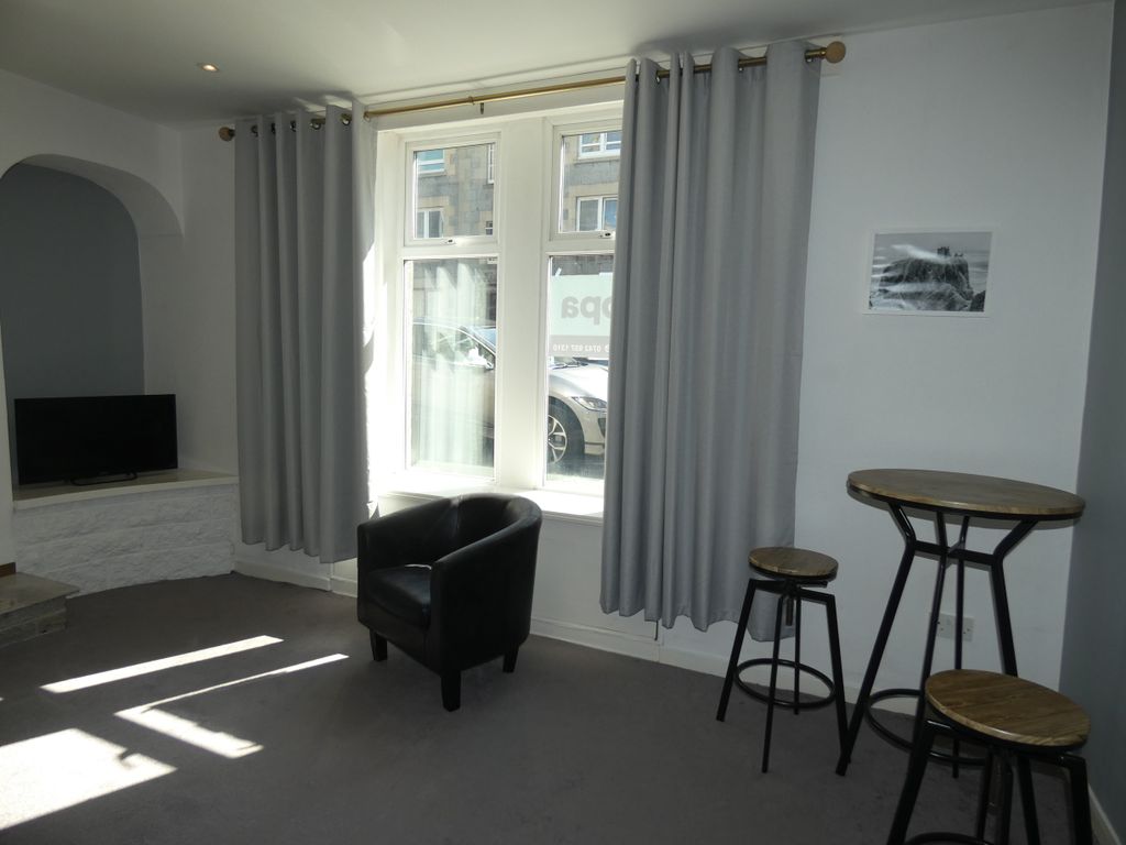 Property photo 3 of 13 Lounge / Dining