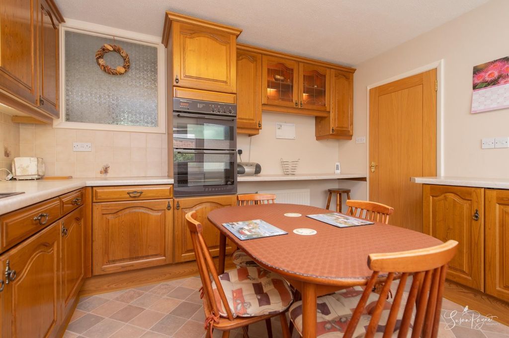 Property photo 3 of 34 Kitchen