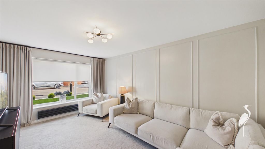 Property photo 3 of 34 Lounge