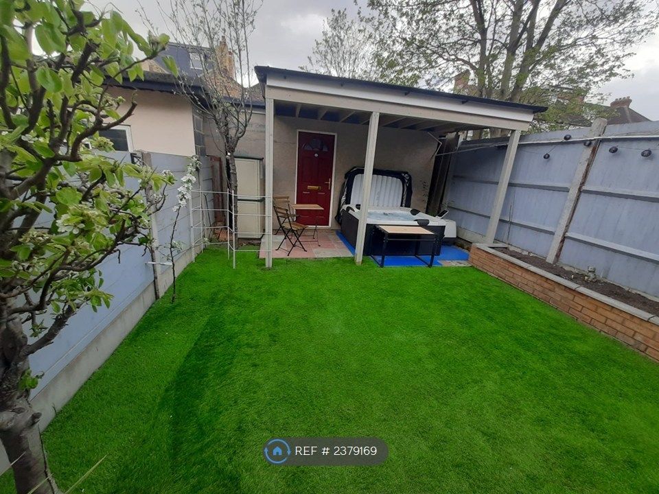 Property photo 1 of 11 Garden With Hot Tub