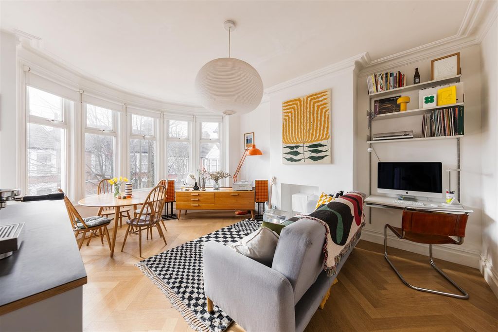 Property photo 2 of 19 Lyndhurst Drive, E10