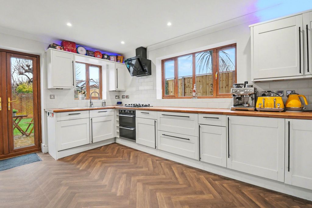 Property photo 3 of 25