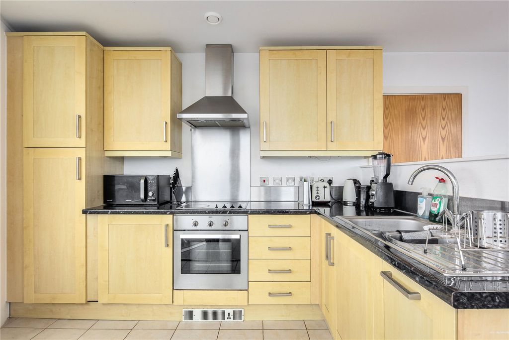 Property photo 3 of 18 Kitchen
