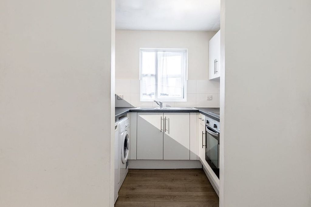 Property photo 3 of 18 Kitchen