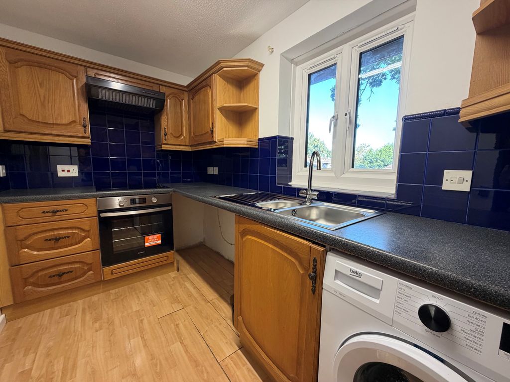 Property photo 2 of 10 Kitchen