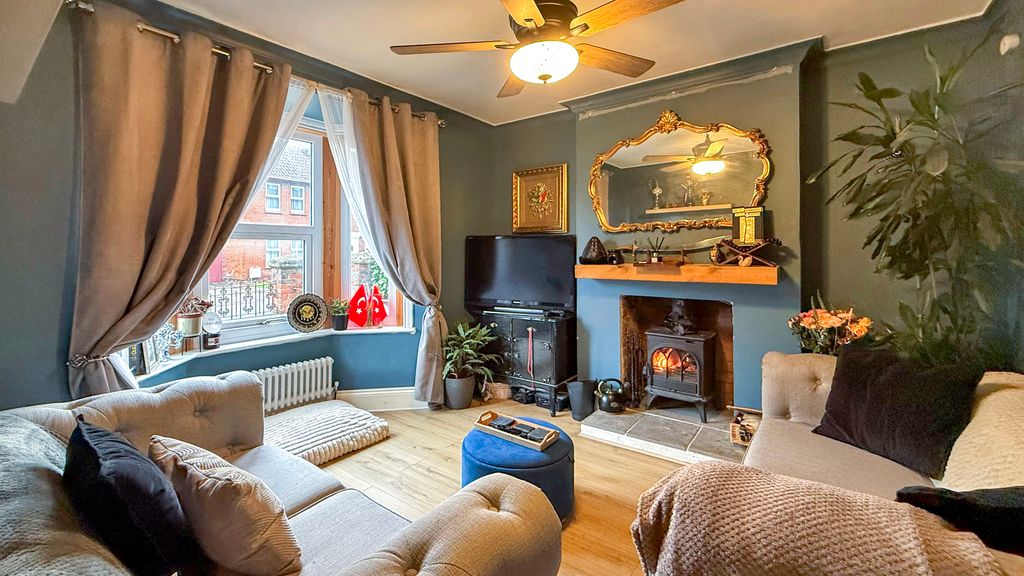 Property photo 3 of 14 Lounge