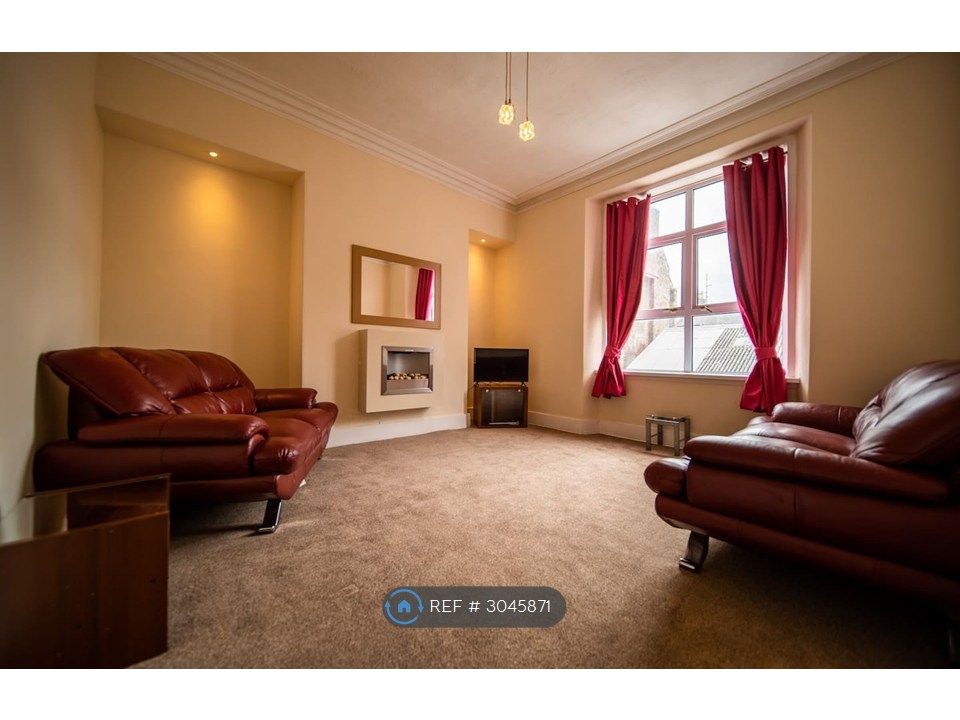 Property photo 1 of 8 Livingroom