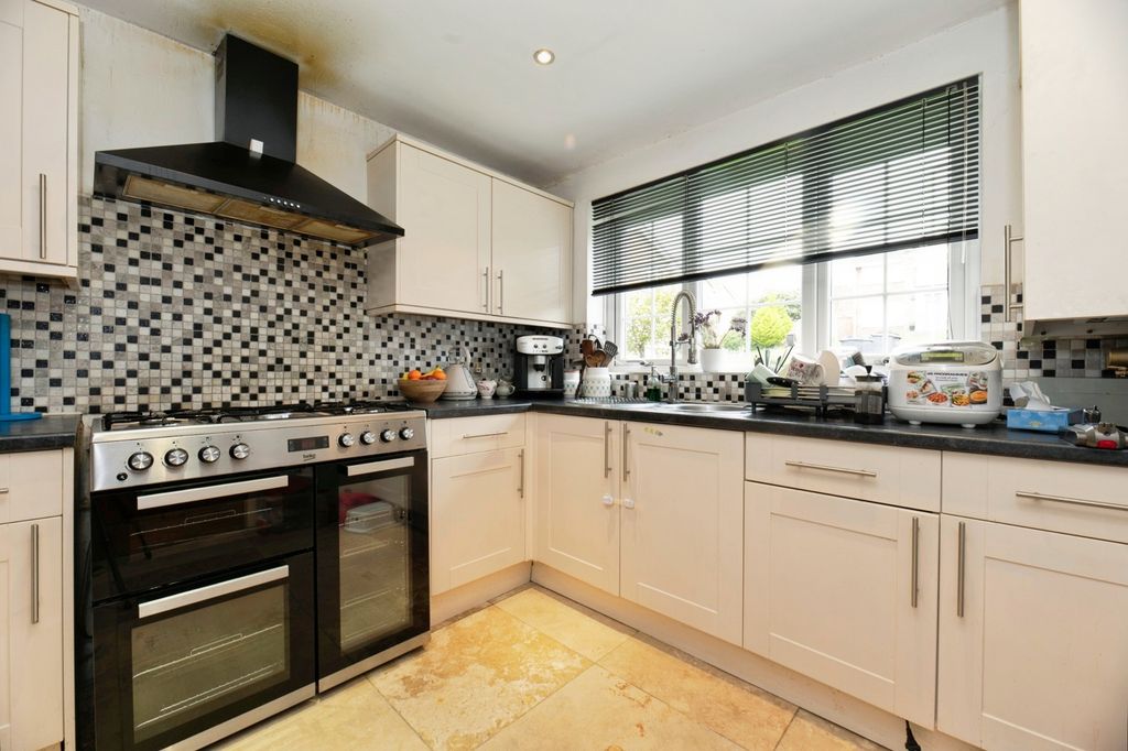 Property photo 2 of 10 Kitchen