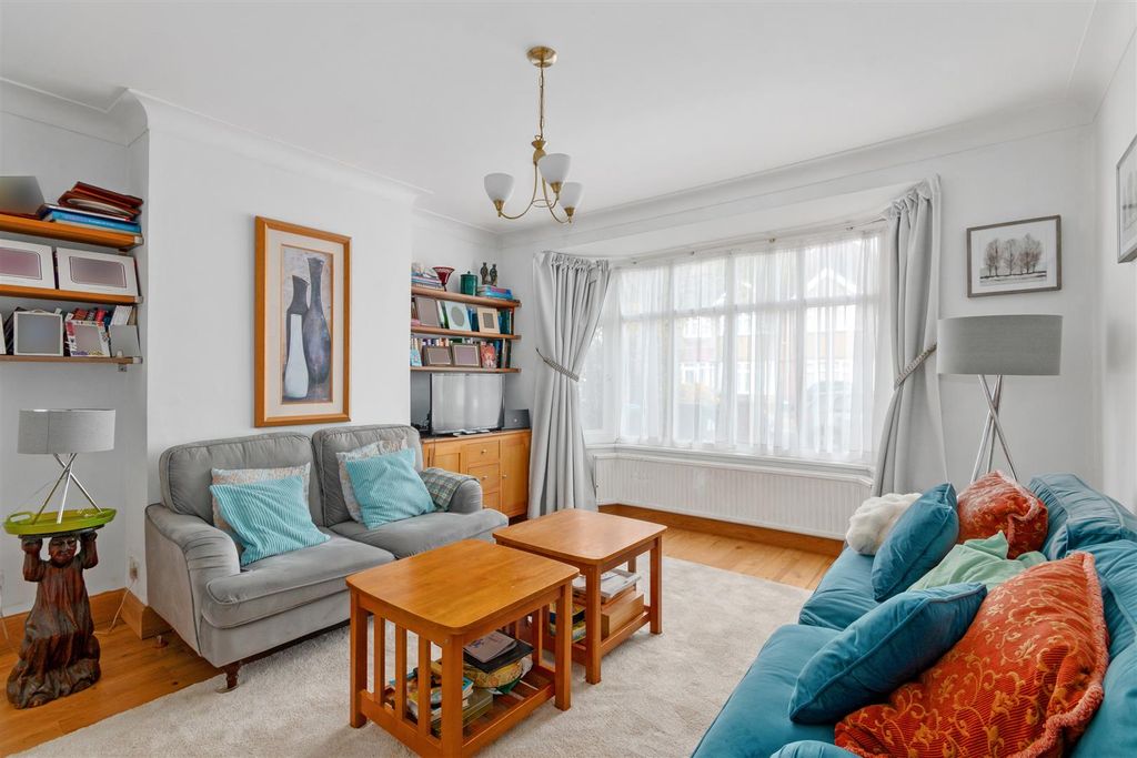 Property photo 2 of 13 Westcroft Gardens