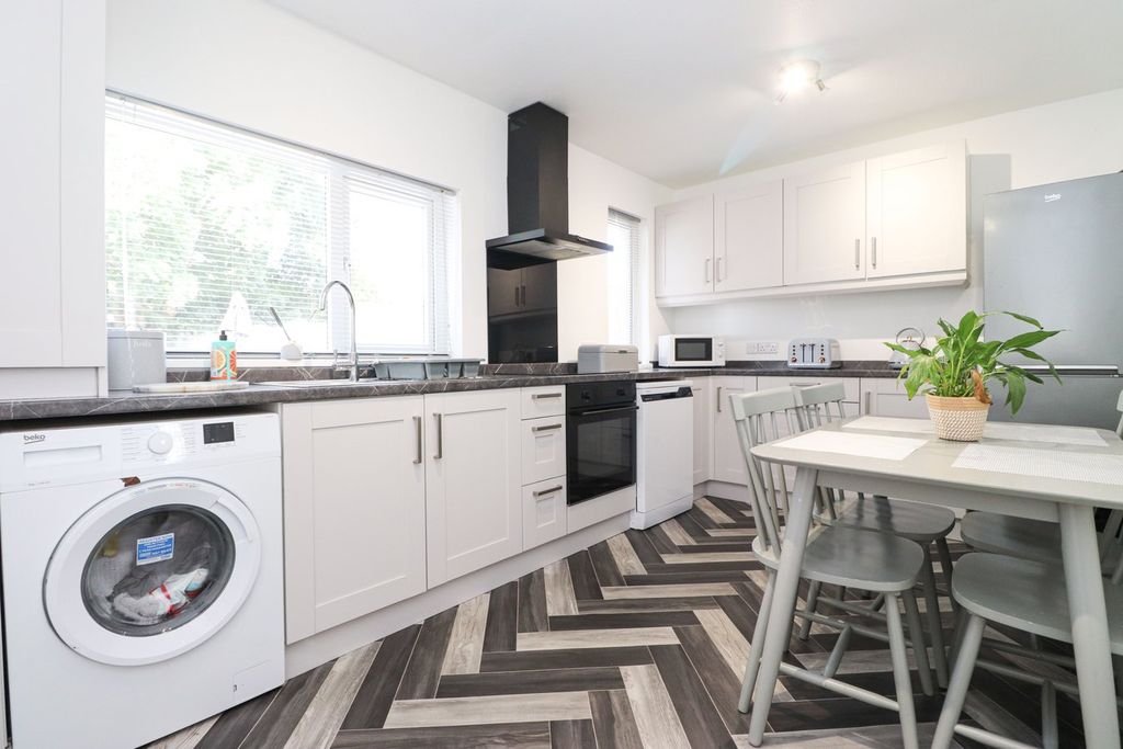 Property photo 2 of 16 Dining Kitchen