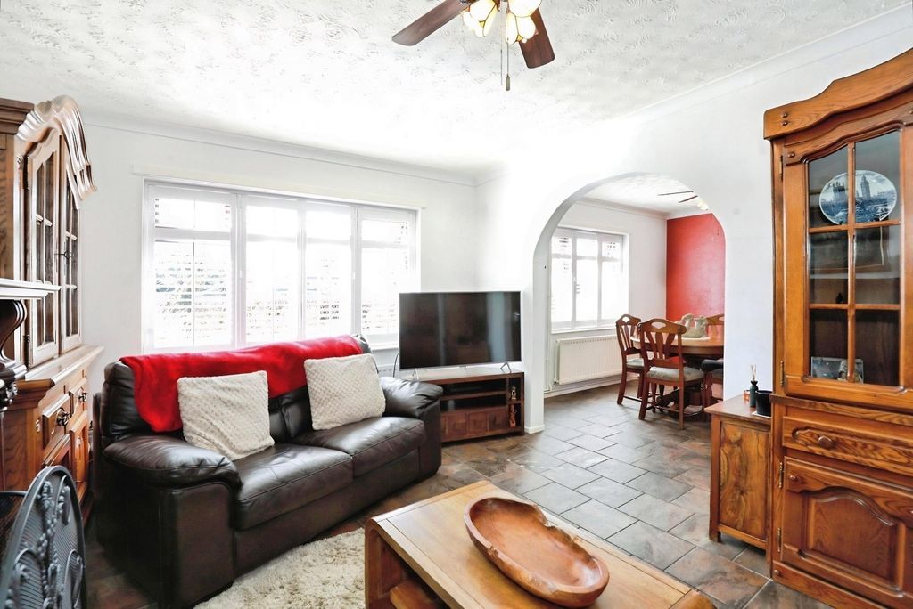 Property photo 3 of 12 Lounge